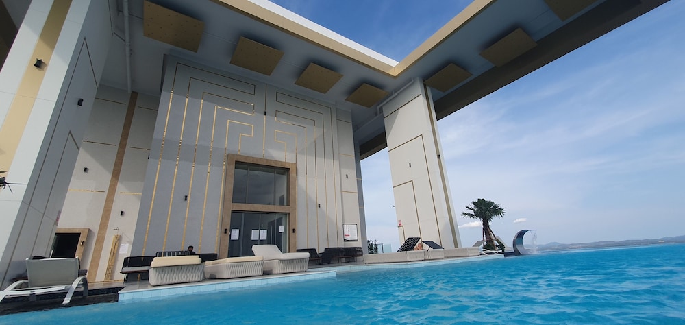 Private Swim Up Pool Apartment on Jomtien Beach Pattaya