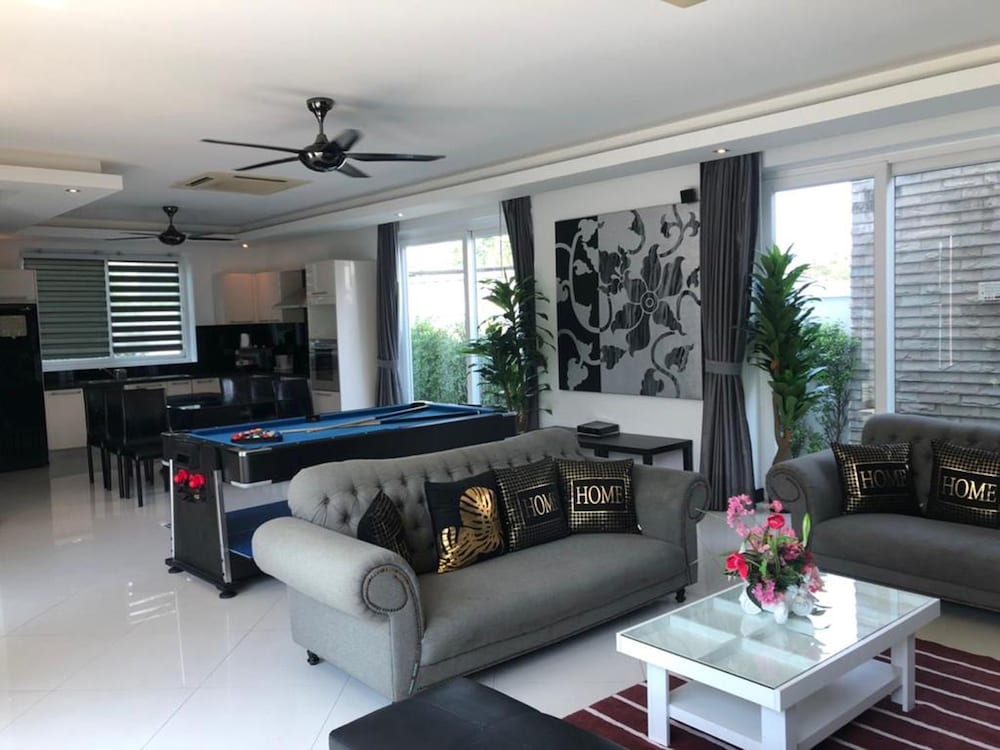 Hollywood Pool Villa Jomtien Pattaya