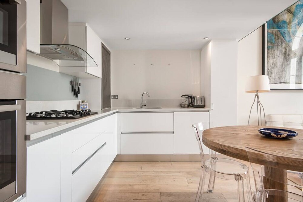 The Artists Hideaway-2 bed Mezzanine in Paddington - by Out of Office Lifestyle