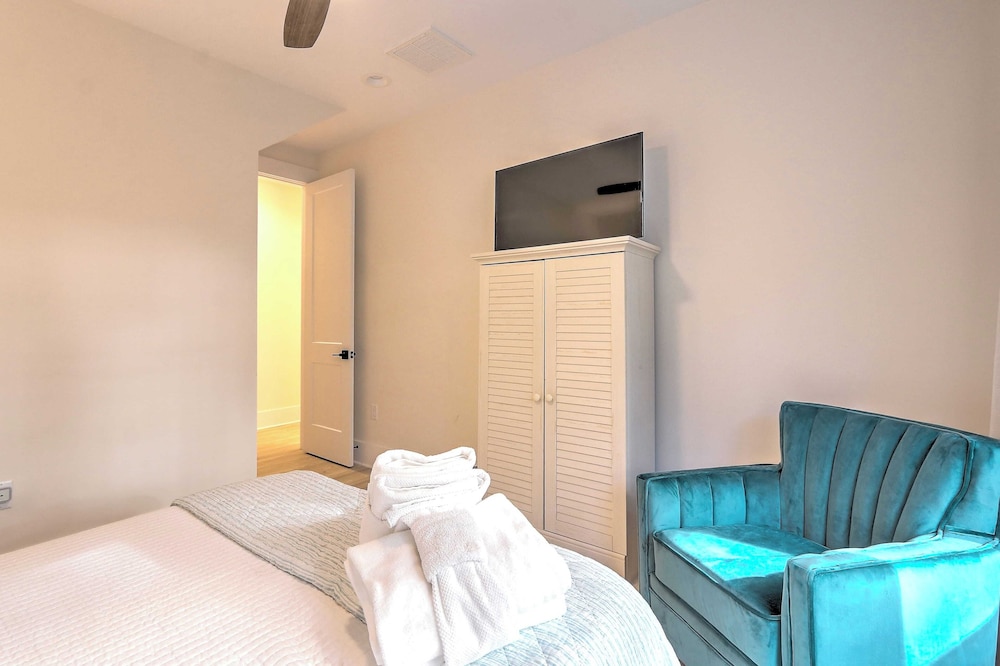 Beachside Boardwalk & Views Pool + Hot Tub 202 on the Sound