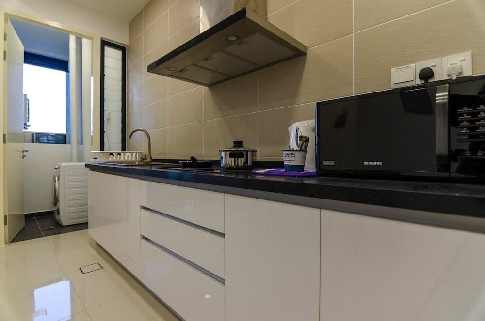 3BR D'pristine Suite Near Legoland, Stunning Views