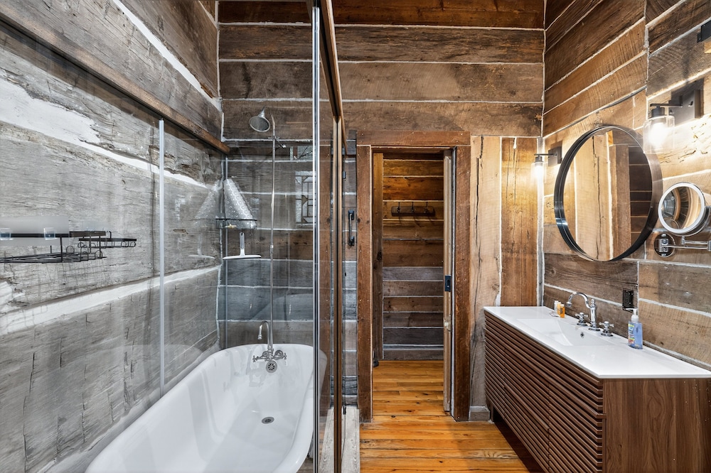 Cabin Unbound - Historic Lakefront Comfort 4 Bedroom Cabin