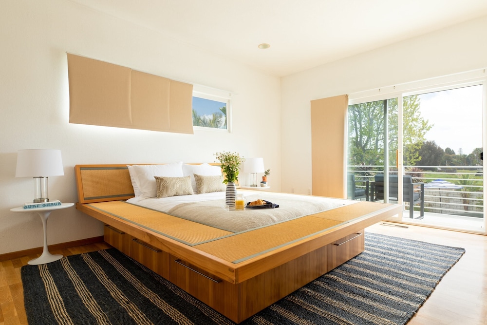 Beachcomber by Avantstay Elegant Modern Estate w/ Pool, Hot Tub & Outdoor Dining! view 5