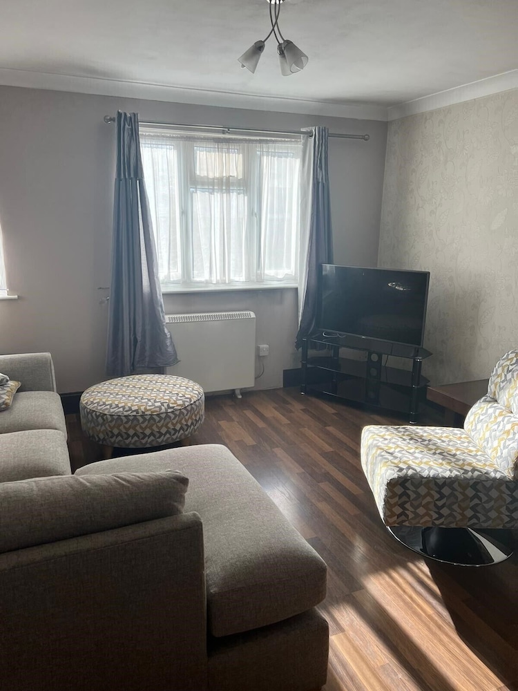 Beautiful 2-bed House in Grays view 4