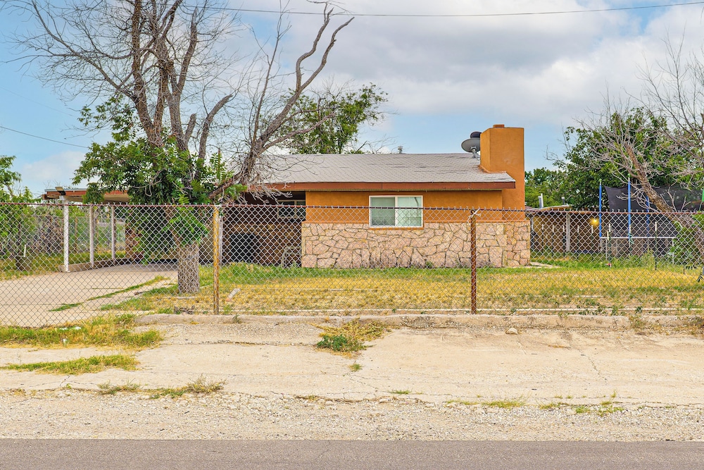 Cozy Home w/ Patio 24 Miles to Carlsbad Caverns NP