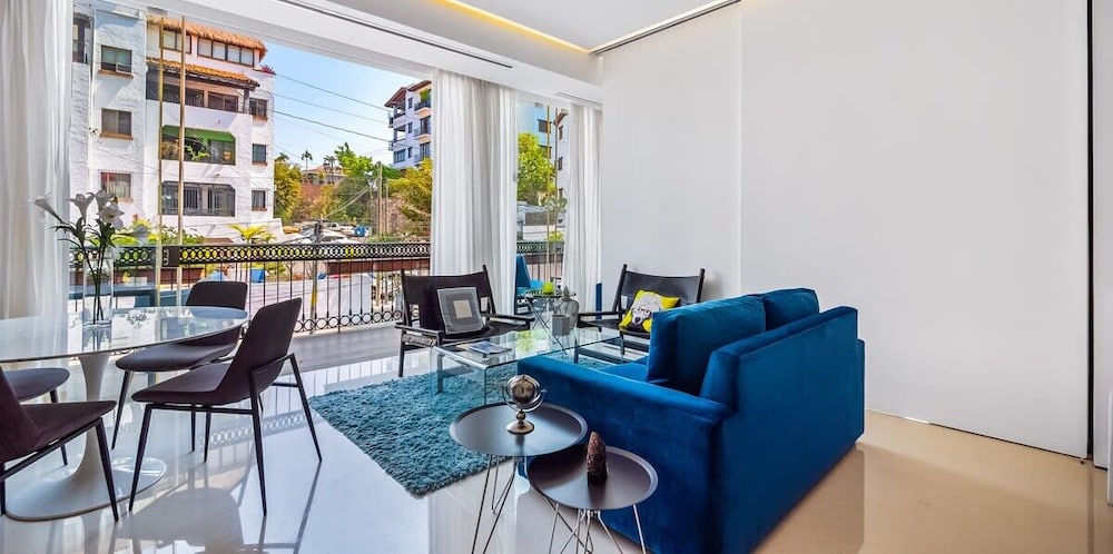 Stylish King-bed Unit - Pool - Ocean View - Gym