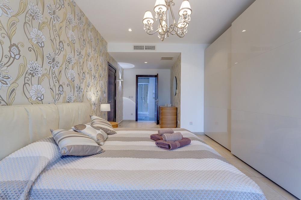Luxury Seafront Oasis in Central Sliema with Pool view 2