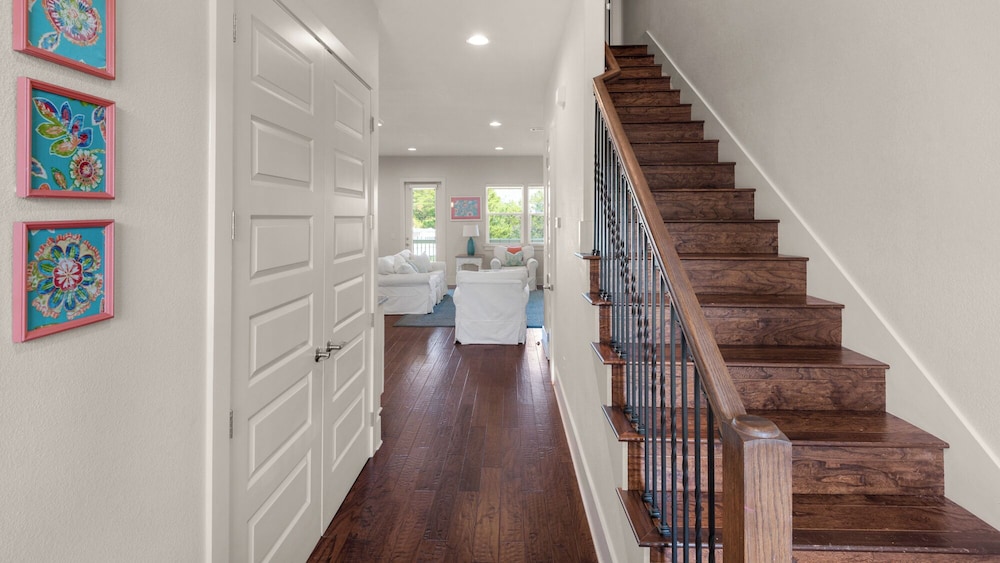 Stunning 4 Bd/4.5 BA - Free Wifi - Easy Walk to Beach