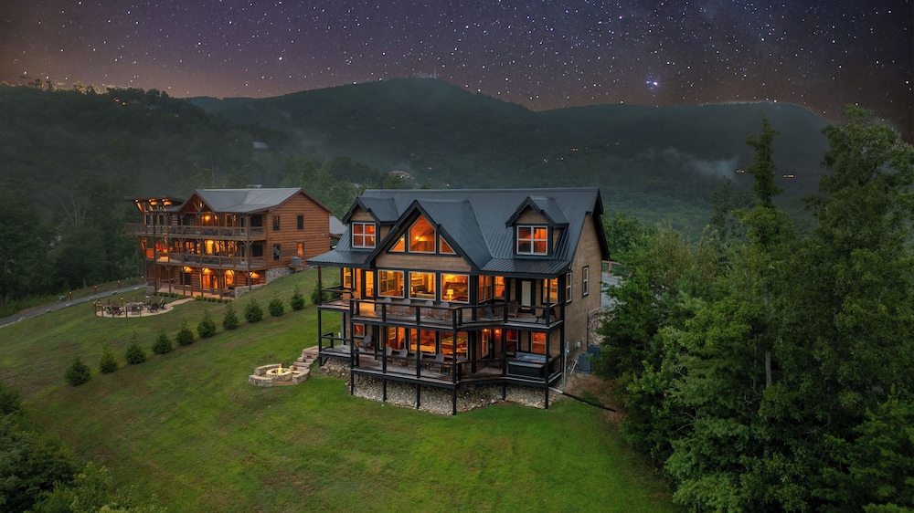 Amazing View Cabin w Gameroom Hot Tub Fire Pit