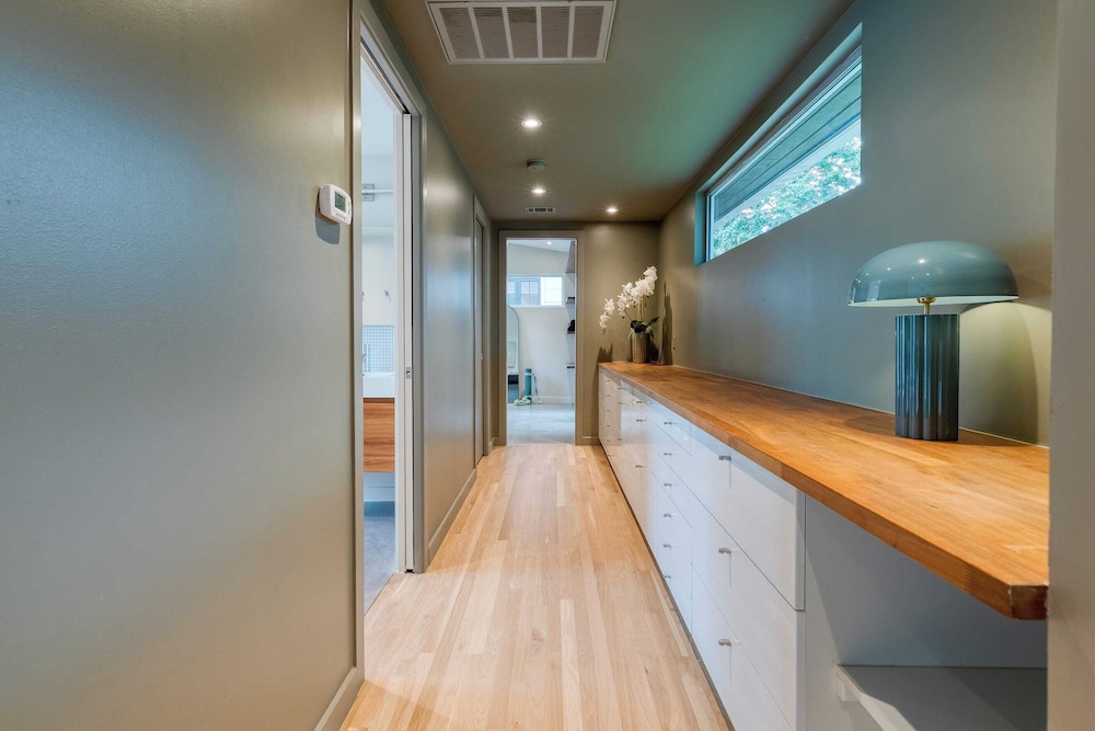 Modern Austin Home w/ Pool, Putting Green & Coffee Nook Townes Retreat by Avantstay