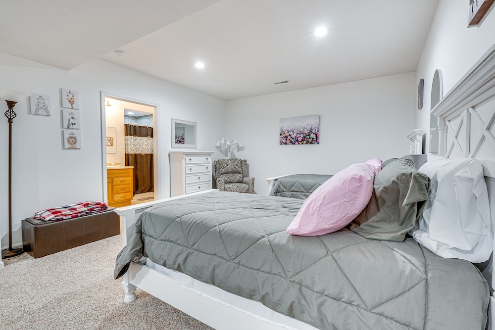 Charming Howard Getaway w/ Deck, 1 Mi to Lake!