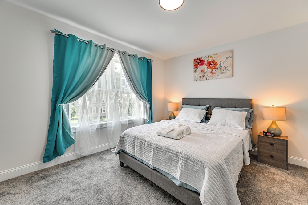 1 Mi to MGM Springfield: Cozy Winter Duplex!