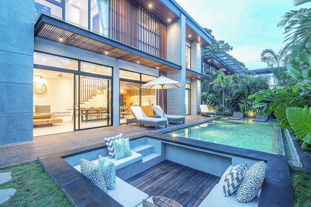 Luxury 5BR Retreat, 400m From Café Del Mar Shore
