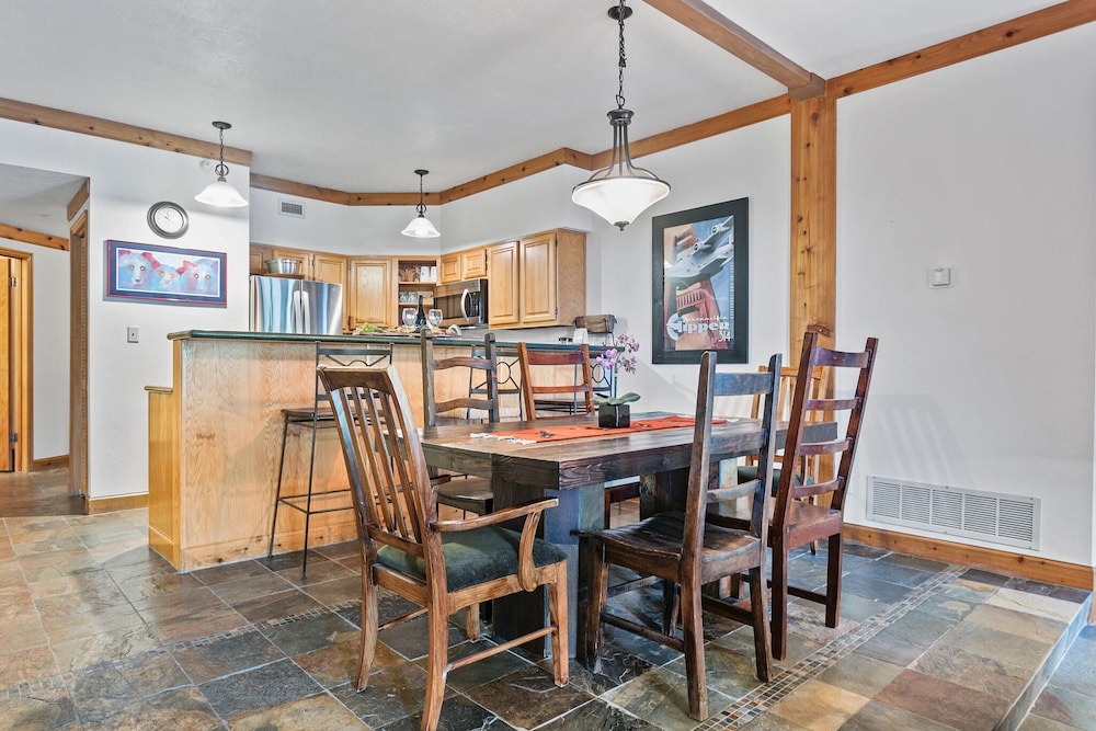 Powder Run at Deer Valley Resort - Two Bedroom Condo with Hot Tub #A12 2 Condo