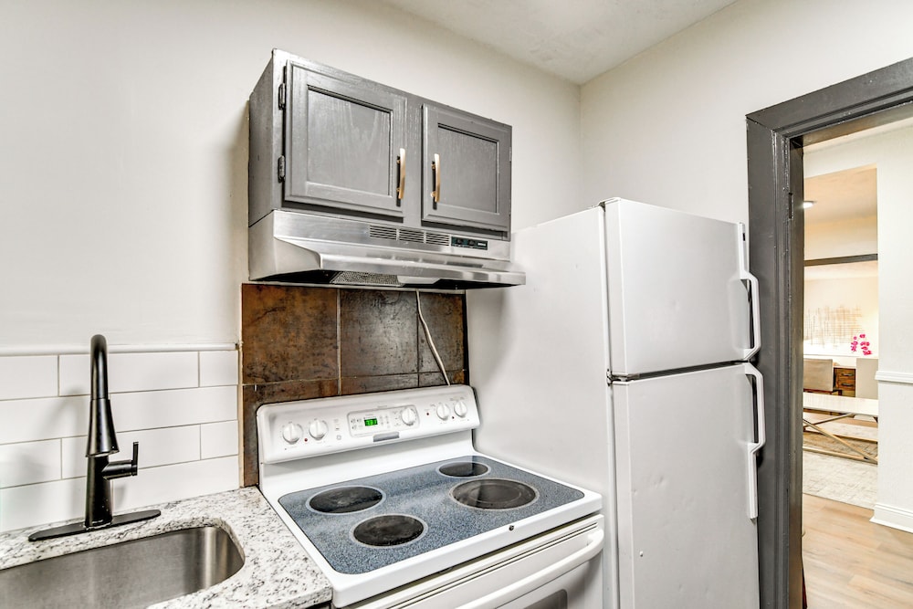 Walkable Location: Welcoming Unit in Omaha