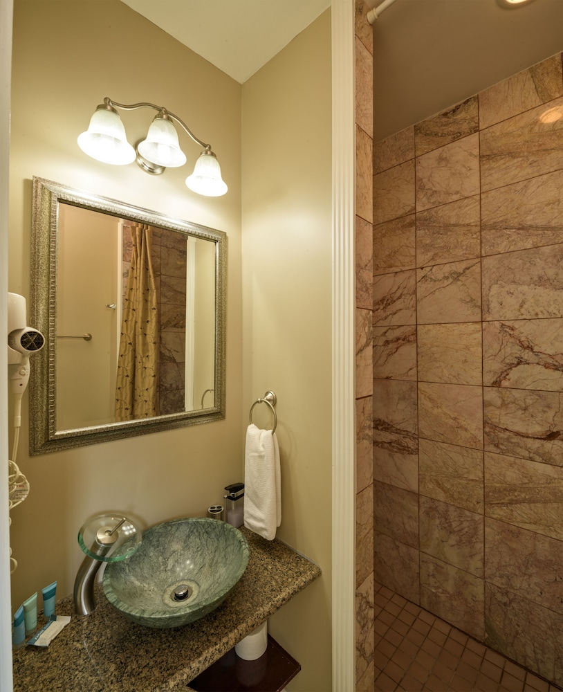 Above The Beach Guest Suites
