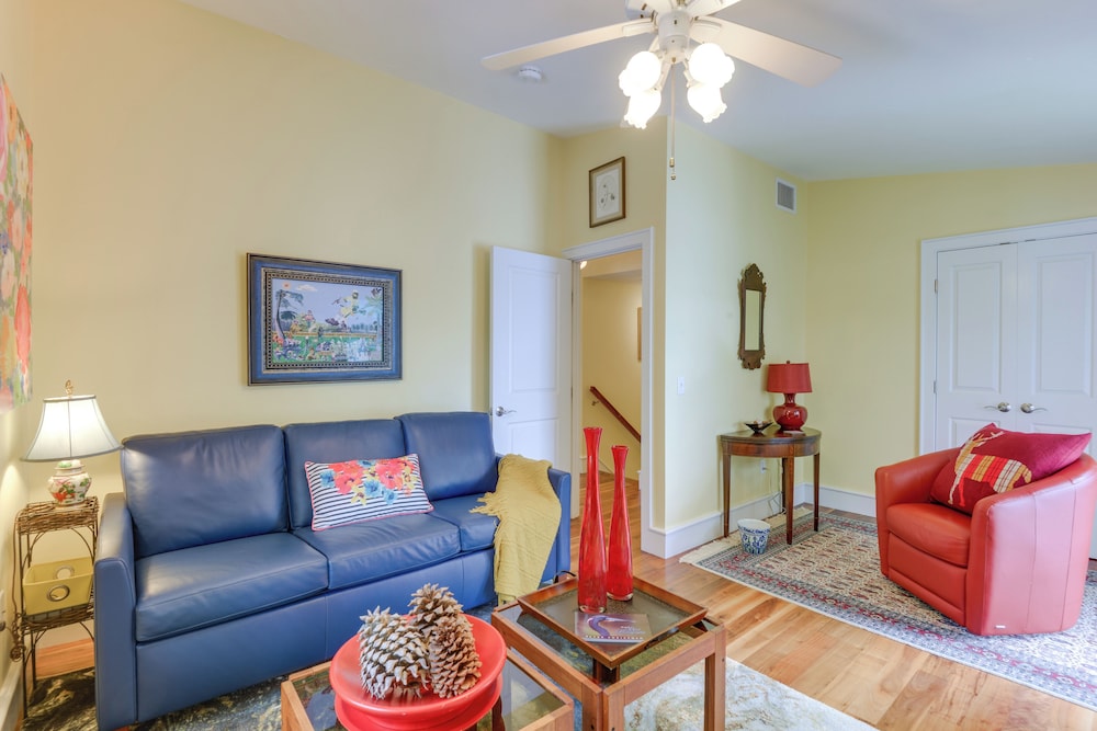 Vibrant Sterling Lakefront Lodge w/ Kayaks