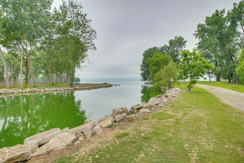 Grand Lake Cabin w/ Private Dock in St Marys!