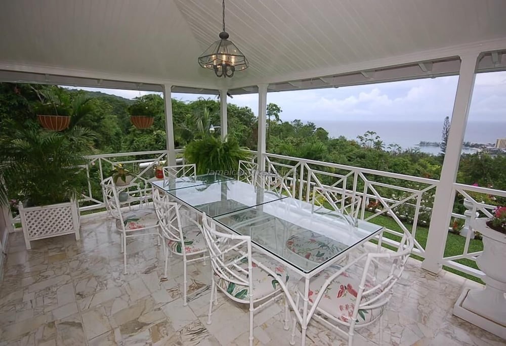 Stoneaway, 6BR by Jamaican Treasures