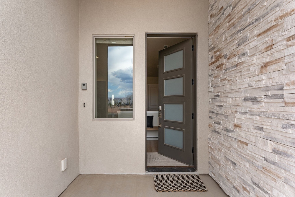 Canyon Country Oasis 6 Bedroom Townhouse