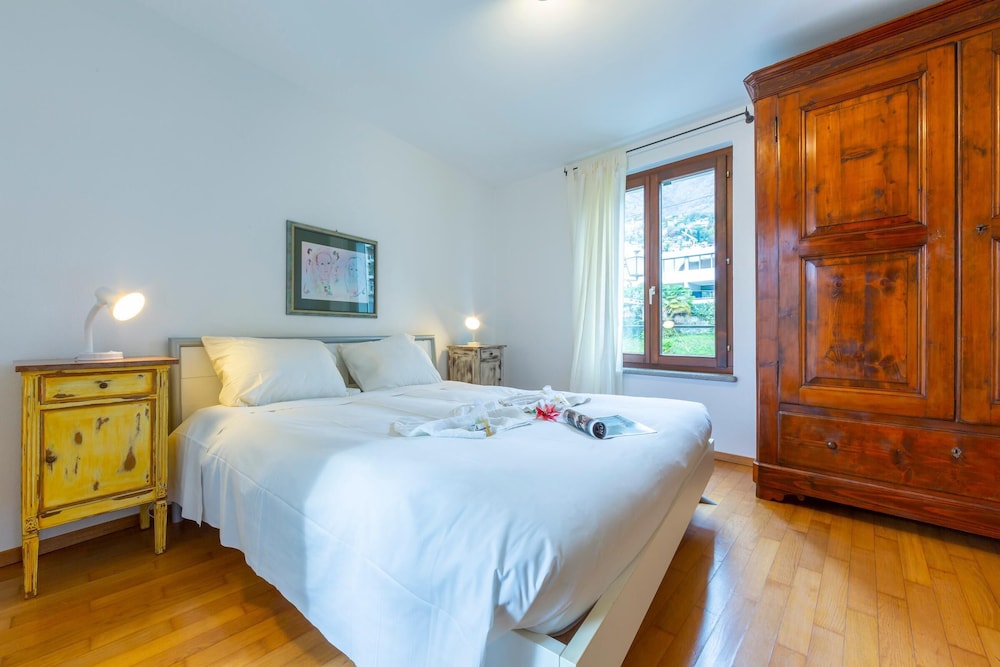 Bed & Sleeping Area