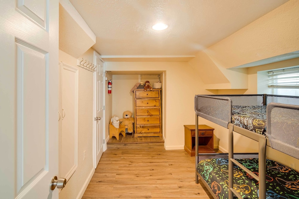 Cozy Crestline Getaway ~ 2 Mi to Lake Gregory view 4
