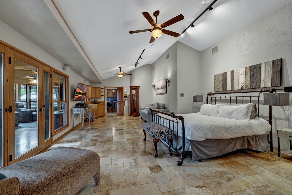 Terracotta Oasis - Wimberley for 30 Guests