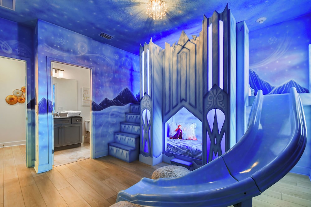 Luxurious 15br Villa With Lake View & Game/theater