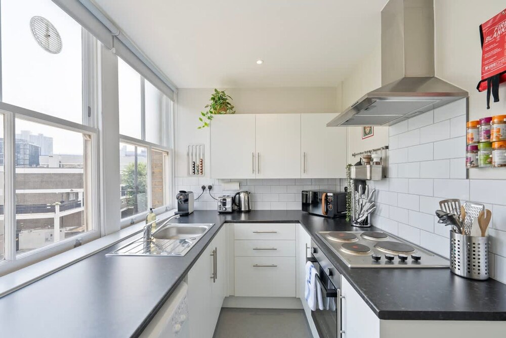 Spacious Bright Oasis in Old Street