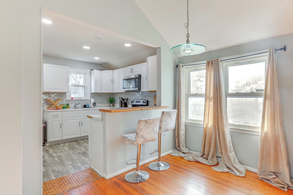 3 Mi to Dtwn: Home w/ Yard in Newark