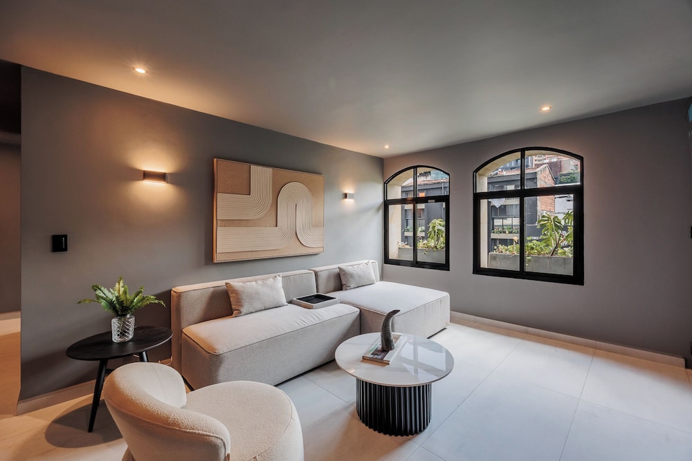 10th Street 3 Bedroom Jacuzzi & Billiard
