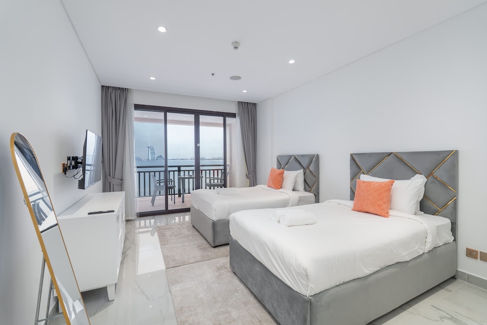 2 Bedroom With Beautiful Full Palm Waters Views