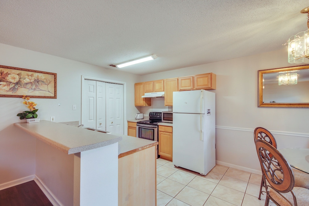 Community Grills & Pool: Gautier Condo!