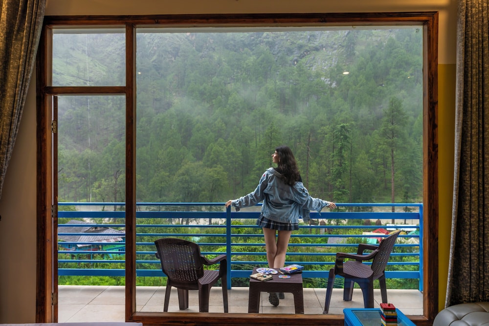 goSTOPS PLUS Kasol Manikaran Road, Bar and Hostel