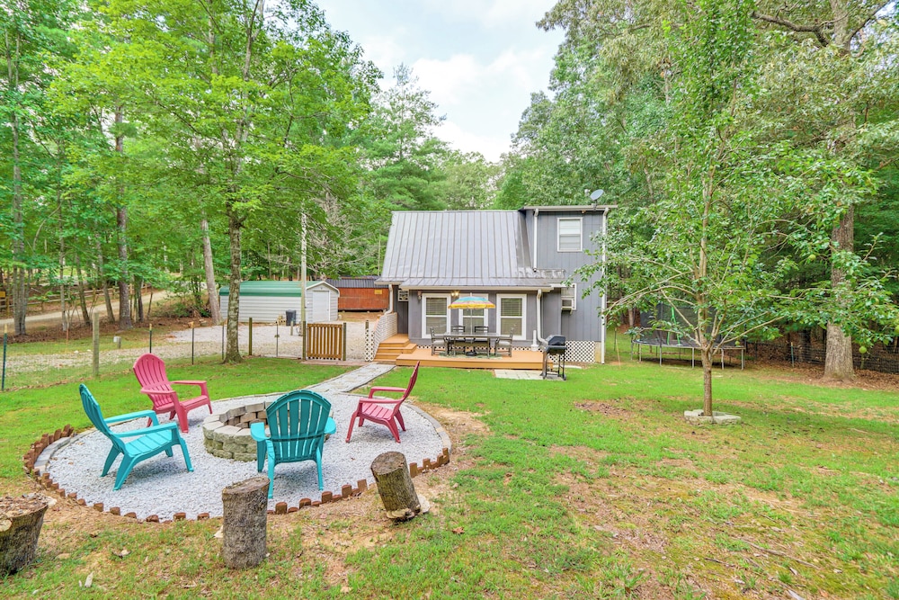 Pet-friendly Mtn Retreat w/ Yard in Blairsville!