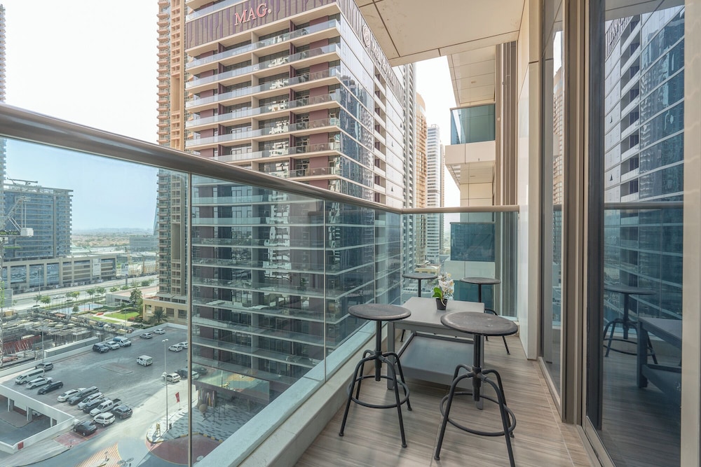 Heaven Crest Vacation Homes - Balcony with City View 1BHK in JLT Dubai Close to Metro & Marina