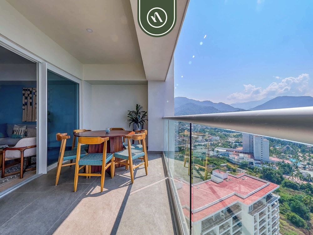 Luxury Oceanfront 3 BR Condo - Pools