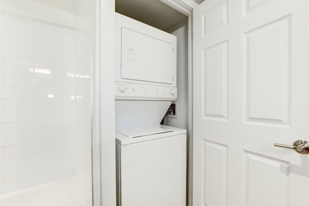 Elegant 2BR Apartment Minutes From DC
