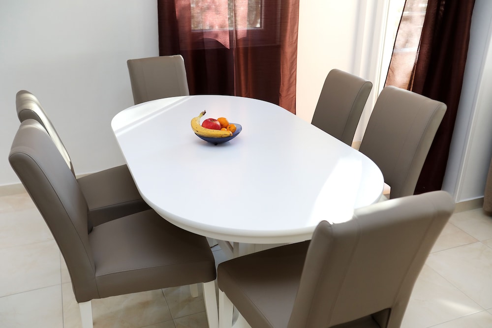 Lovely 2-bed Apartment in Okrug Gornji view 5