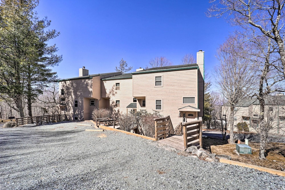 Beech Mountain Retreat w/ Decks & Mountain Views! view 4