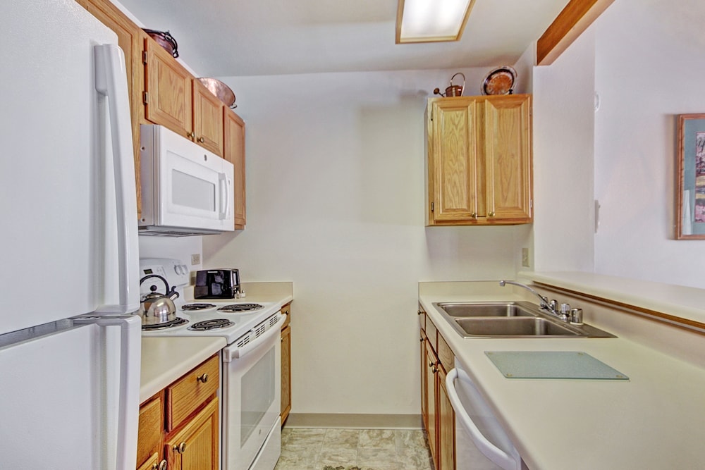 Ideal Locale Steps To Mountain & Main St- 1br+loft, Sleeps 6 1 Bedroom Condo by RedAwning view 2