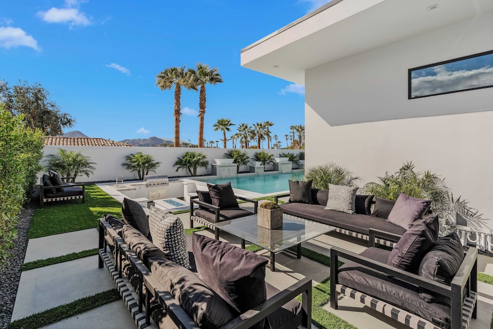Fine Luxe Retreat w/ Pool & Hot Tub Bravo Villa #15 by Avantstay
