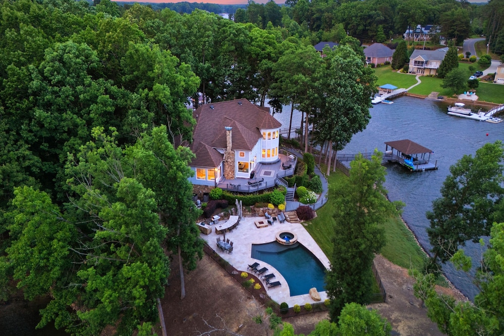 Paradise Pointe by Avantstay Lakefront Views Playset