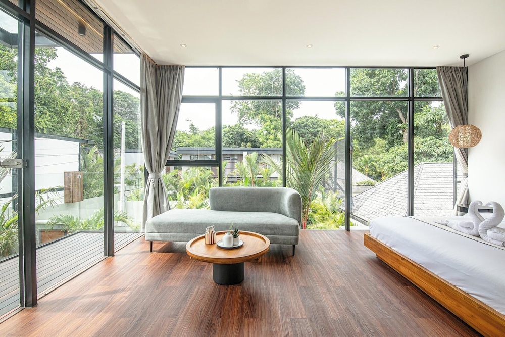 Elegant 6BR Canggu Villa Steps From the Ocean