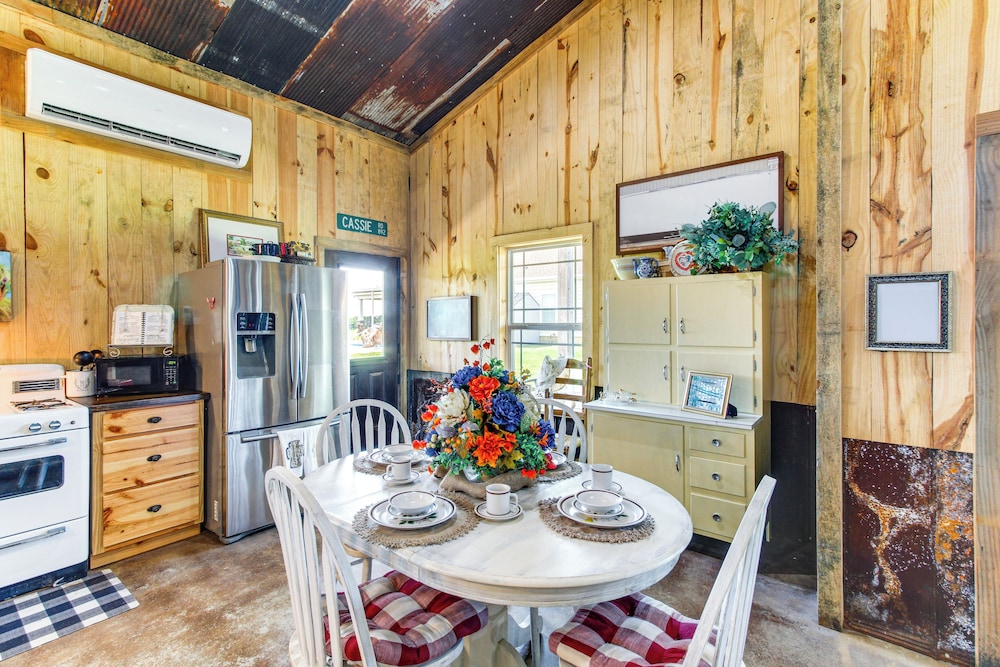 BBQ Ready: Farm-style Kinston Hideaway w/ Pool