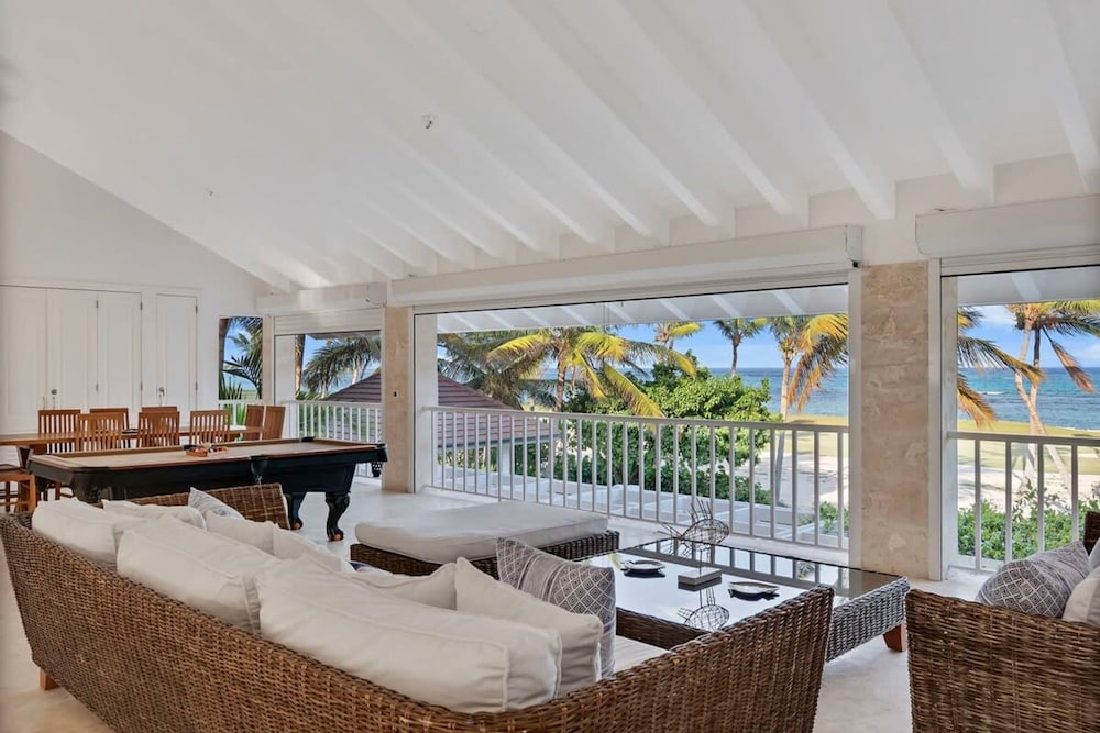 Oceanfront Golf Course Estate w Pool Guest House