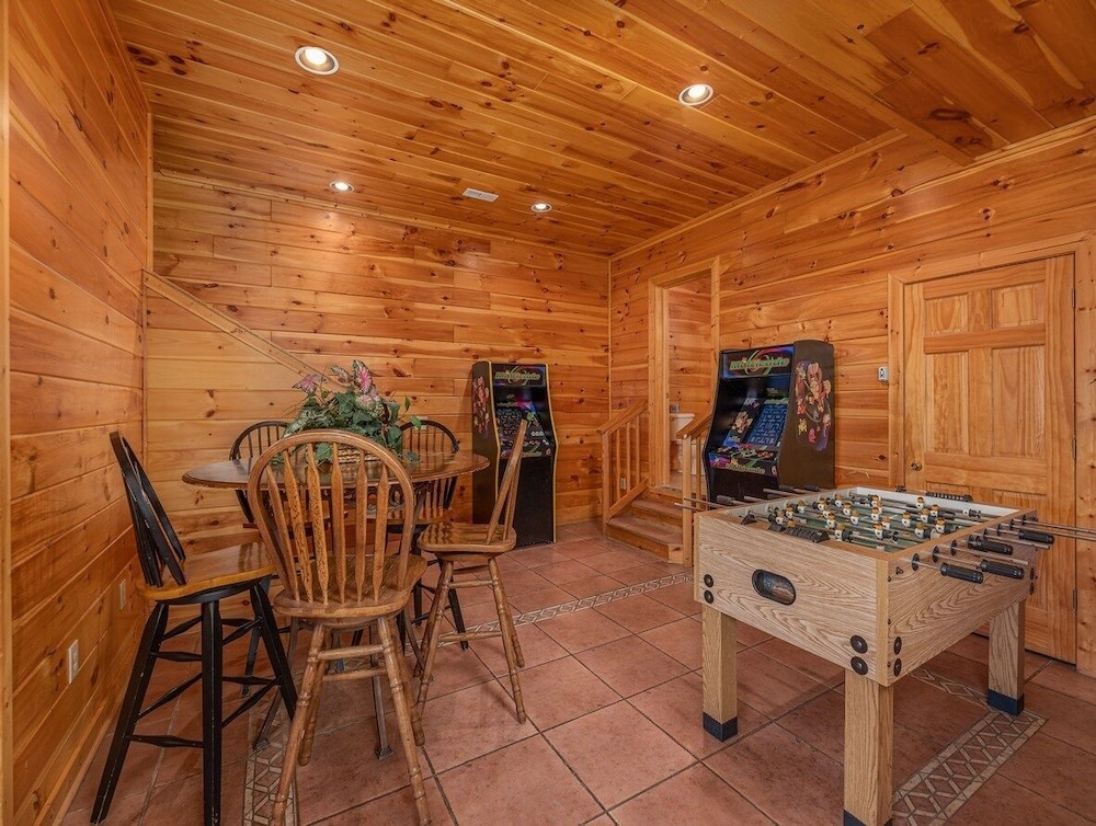 Spacious Party Hut Near Attractions by Redawning