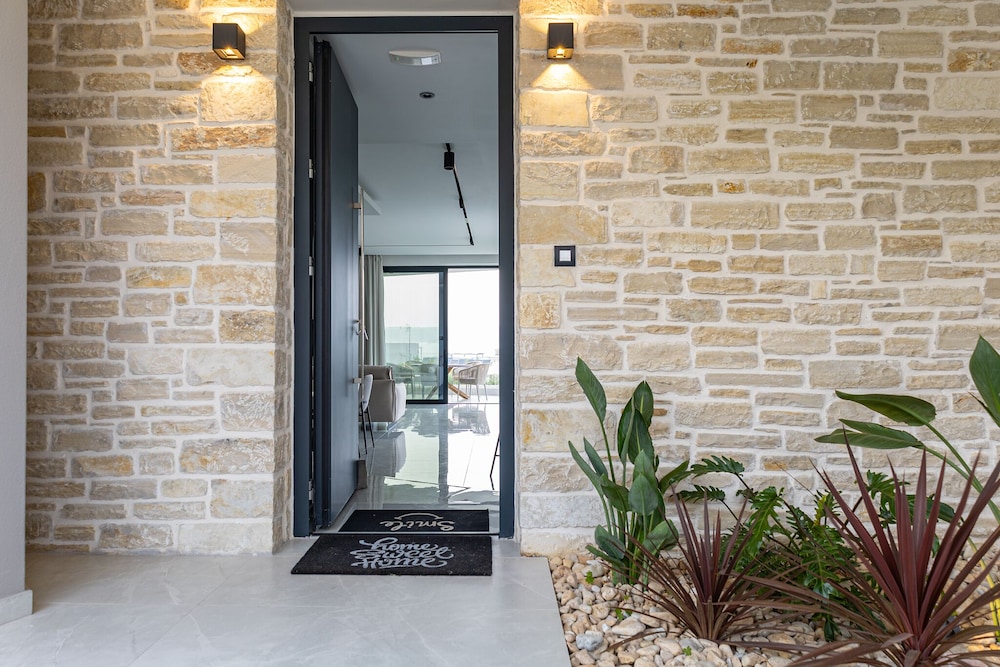 Bella Casa - Newly Built Designer Villa