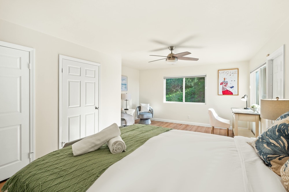 Spacious Retreat With Scenic Mountain Views