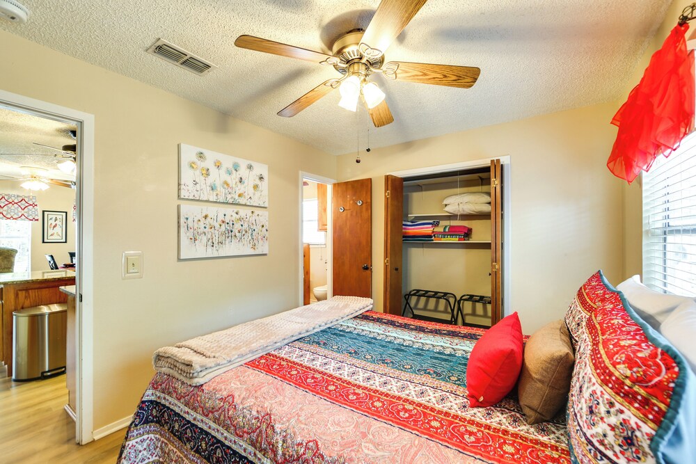 Family Home on Lake Bridgeport: Pets Welcome!